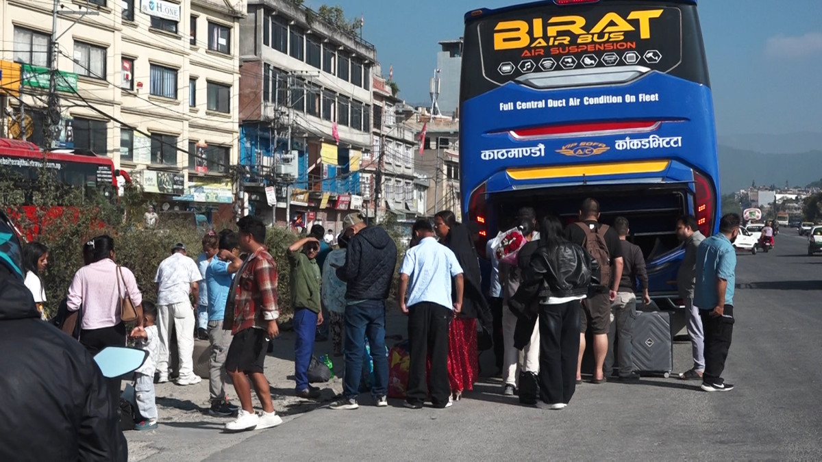 बडादशैँ समापन नजिकिएसँगै राजधानी फर्किनेको घुइँचोः मुख्य नाकाहरूमा यात्रु तथा सवारी चाप बढ्यो